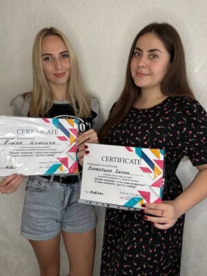 Ученицы с дипломами обучение по ногтям Мариуполь ДНР
