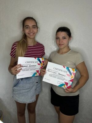 Ученицы с дипломами обучение по ногтям Мариуполь