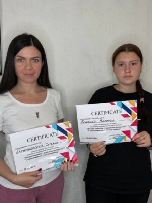 Ученицы с дипломами обучение по гель лаку Мариуполь