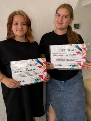 Ученицы с дипломами обучение по ногтям Мариуполь