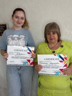 Ученицы с дипломами обучение по ногтям Мариуполь