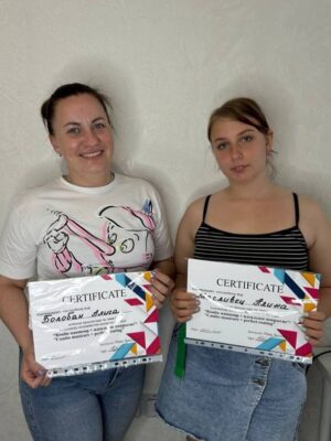 Ученицы с дипломами обучение по ногтям Мариуполь