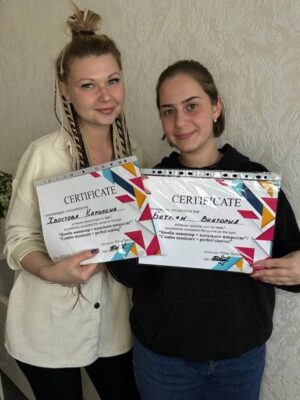 Ученицы с дипломами курс по ногтям