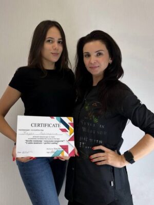 Ученицы с дипломами курс по ногтям