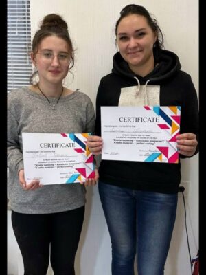 Ученицы с дипломами курс по ногтям