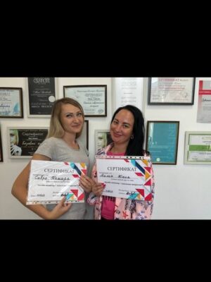 Ученицы с дипломами курс по маникюру