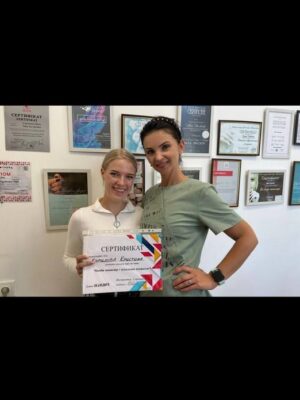 Ученицы с дипломами курс по ногтям Мариуполь