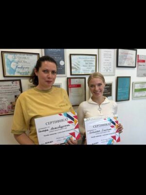 Ученицы с дипломами обучения гель лаку