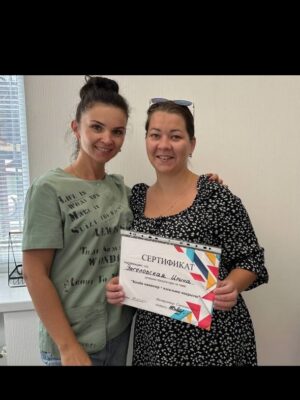 Ученица с дипломом обучения маникюру