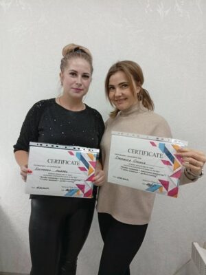 Ученицы с дипломами курс по ногтям