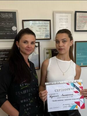 Ученица курса по ногтям