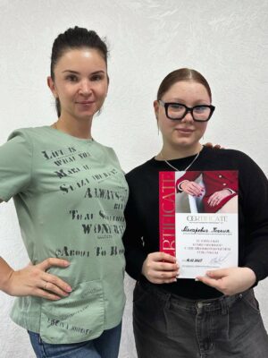 Ученица с дипломом курс по ногтям