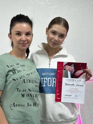 Ученица с дипломом курс по ногтям