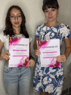 Ученицы с дипломами курс по ногтям